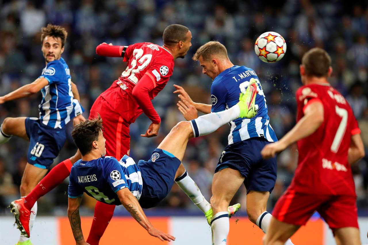 Liverpool golea al Porto 5-1 durante la fase de Grupos en la UEFA Champions League. Mohamed Salah aportó dos goles (18’, 60’), Sadio Mané sumó un tanto más (45’) y Firmino cerró con doblete. Para la escuadra portuguesa, Mehdi Taremi (75’) anotó el único gol a favor. ‘Tecatito’ Corona fue titular.