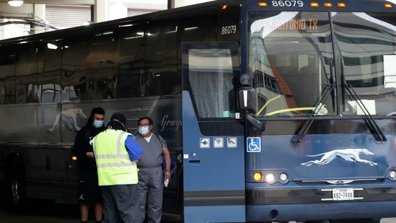 <b>EN AUTOBÚS</b>
<br>
<br>De una manera similar a los aviones, viajar por autobús requiere estar sentado en un espacio pequeño muy cerca de desconocidos. Si puedes escoger donde sentarte,
<a href="https://www.bbc.com/future/article/20200904-covid-19-how-to-travel-safely-on-the-bus-train-and-subway" target="_blank">evita los asientos que estén en la misma fila que otros pasajeros</a>. Si puedes abrir las ventanas del autobús, hazlo, o prende el aire acondicionado que esté en tu asiento para que el aire siga circulando. No olvides llevar contigo artículos de higiene como desinfectantes, toallas húmedas y servilletas. Además, recuerda mantener tu mascarilla puesta durante todo el viaje.