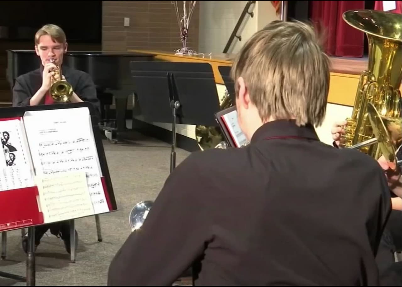 Los compañeros de banda y orquesta obsequiaron a JaSaad con música durante la ceremonia.
<br>