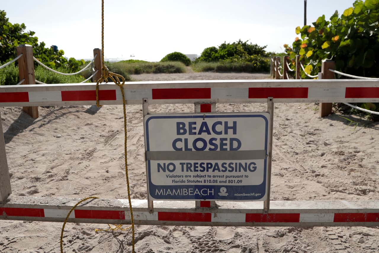 <br>Se publica un letrero en una entrada cerrada a la playa durante la nueva pandemia de coronavirus, el viernes 3 de julio de 2020, en el vecindario de South Beach de Miami Beach, Florida.