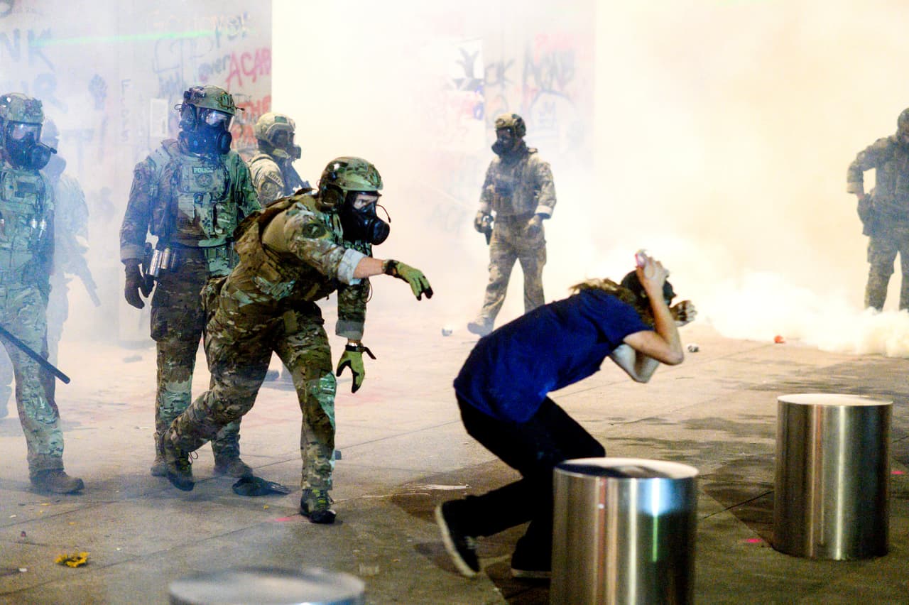 El enfrentamiento entre fuerzas federales y manifestantes el 22 de julio. El ser detenido por agentes sin identificación podría hacer que los detenidos pensaran que están siendo abordados por milicianos u otras personas vestidas con uniformes, agrega la demanda de Oregon.