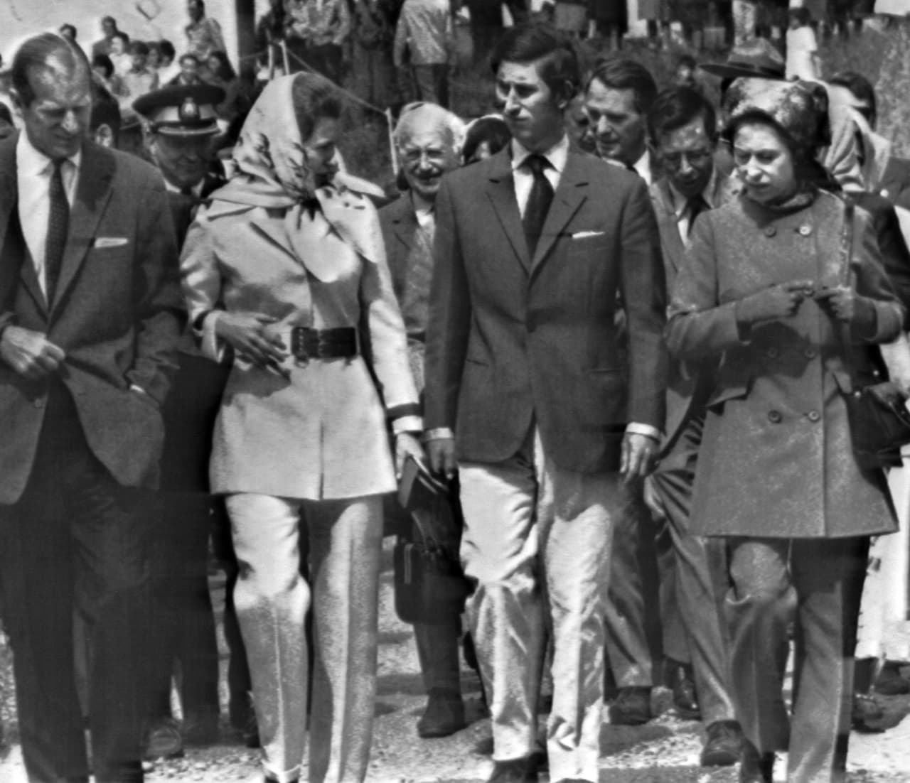 De hecho, la reina Isabel II
<b>solo ha usado traje sastre en una sola ocasión</b> durante todo su mandato. Se trató de un evento en el Tour de Canadá en 1970 cuando llevó un traje de pantalón de seda mate del modisto Ian Thomas, en ese momento considerado como un intento de
<a href="http://fashion.telegraph.co.uk/news-features/TMG3496177/The-Queen-in-trousers.html">modernizar a la monarquía</a>.