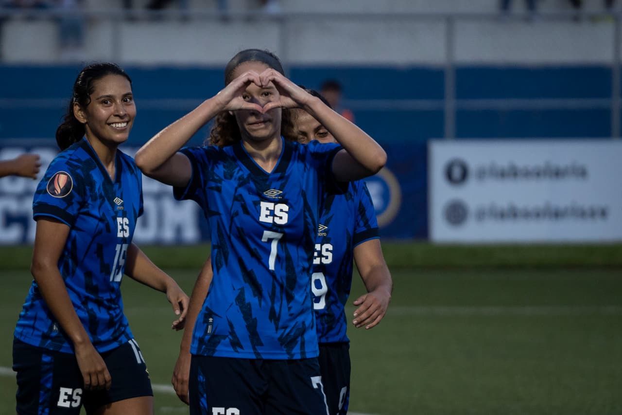 La jugadora Danielle Fuentes, de 23 años, junto a sus compañeras, celebra uno de los nueve goles que le anotaron a la selección de Martinica durante el partido en el que El Salvador logró el liderazgo para clasificar a la Copa de Oro. Estadio Las Delicias, del municipio de Santa Tecla, departamento de La Libertad, 24 de septiembre de 2023.
