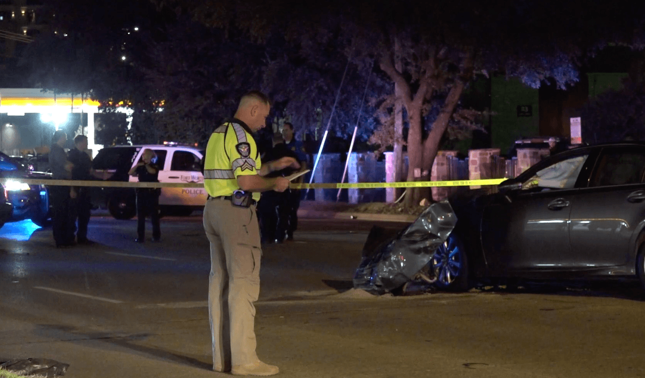 Uno de los oficiales toma nota sobre la escena.