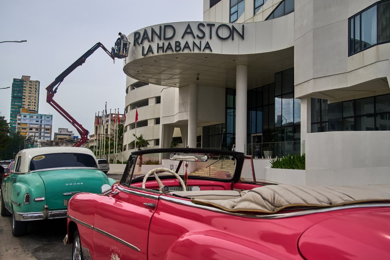 Trabajadores reparan el letrero del Grand Aston Hotel in Havana, miércoles, 3 junio 2026. (AP Photo/Ramon Espinosa)