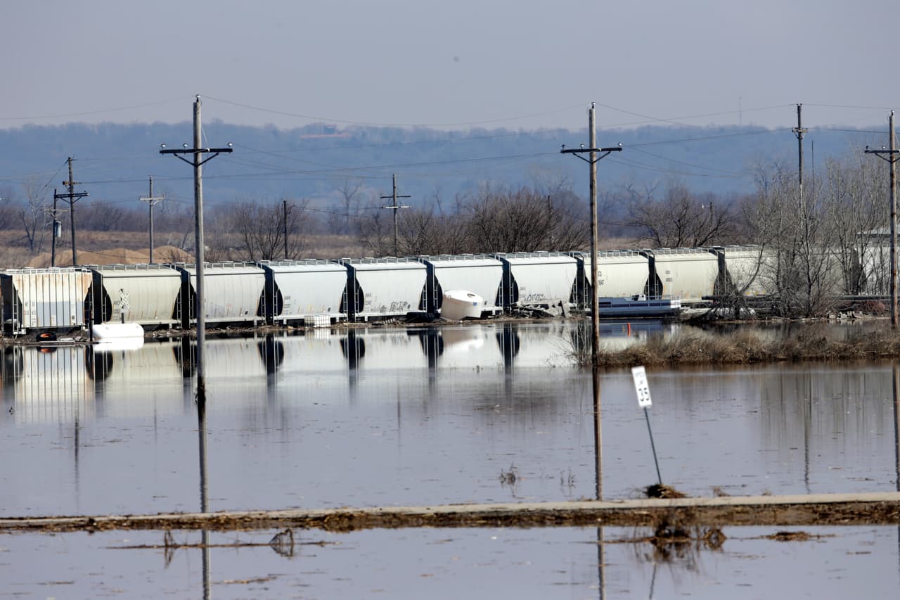 Vagones del tren BNSF detenidos en Plattsmouth debido a la inundación de las vías férreas ocasionada por el crecimiento del río Platte.