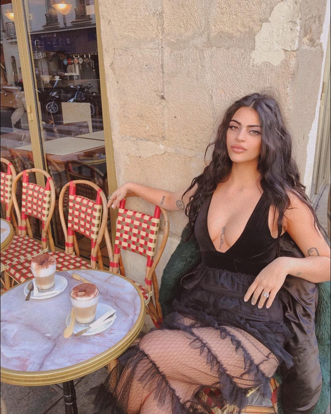 Precisamente, al llegar en el Museo de Louvre, agentes de seguridad le negaron la entrada debido a su pronunciado escote.