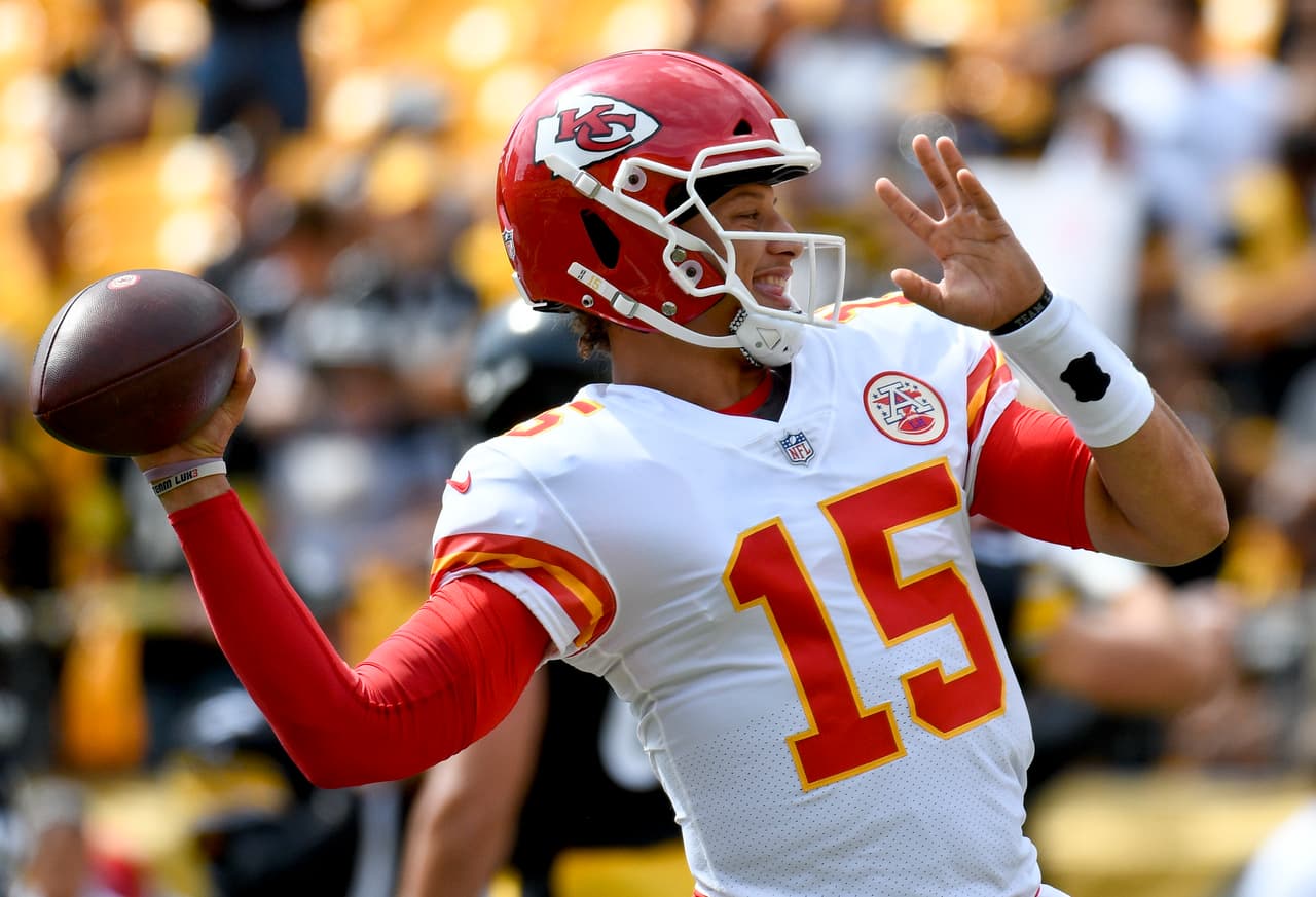 Un día antes de su cumpleaños 23, en su segundo juego como titular en 2018, Mahomes lanzó seis pases de touchdown contra los Steelers.
