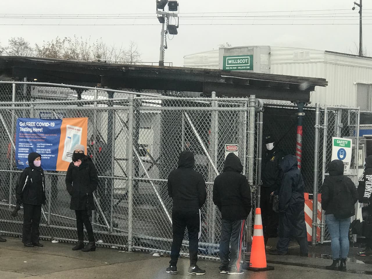 Para asegurarse de que se cumplen estas regulaciones, la Oficina del Sheriff de Nueva York tendrá puntos de control en puentes y paradas de autobuses interestatales. Aquellos que no cumplan la cuarentena podrían recibir múltas de hasta mil dólares.