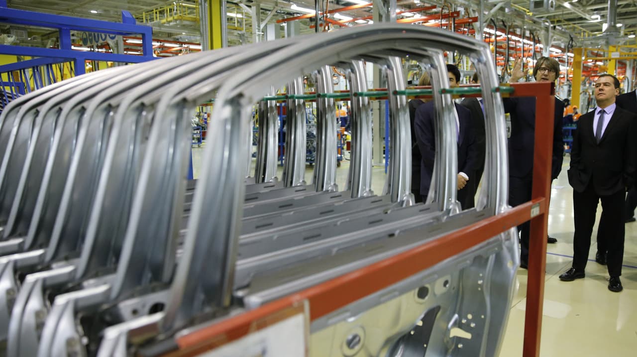 Ford Motor Co dijo este martes que, dada la invasión a Ucrania, informó a su socio de empresa conjunta Sollers que suspenderá de inmediato las operaciones en Rusia hasta nuevo aviso. La compañía estadounidense también anunció que donará $100,000 al Fondo de ayuda de Global Giving Ucrania para ayuda humanitaria a ciudadanos y familias ucranianas desplazadas.