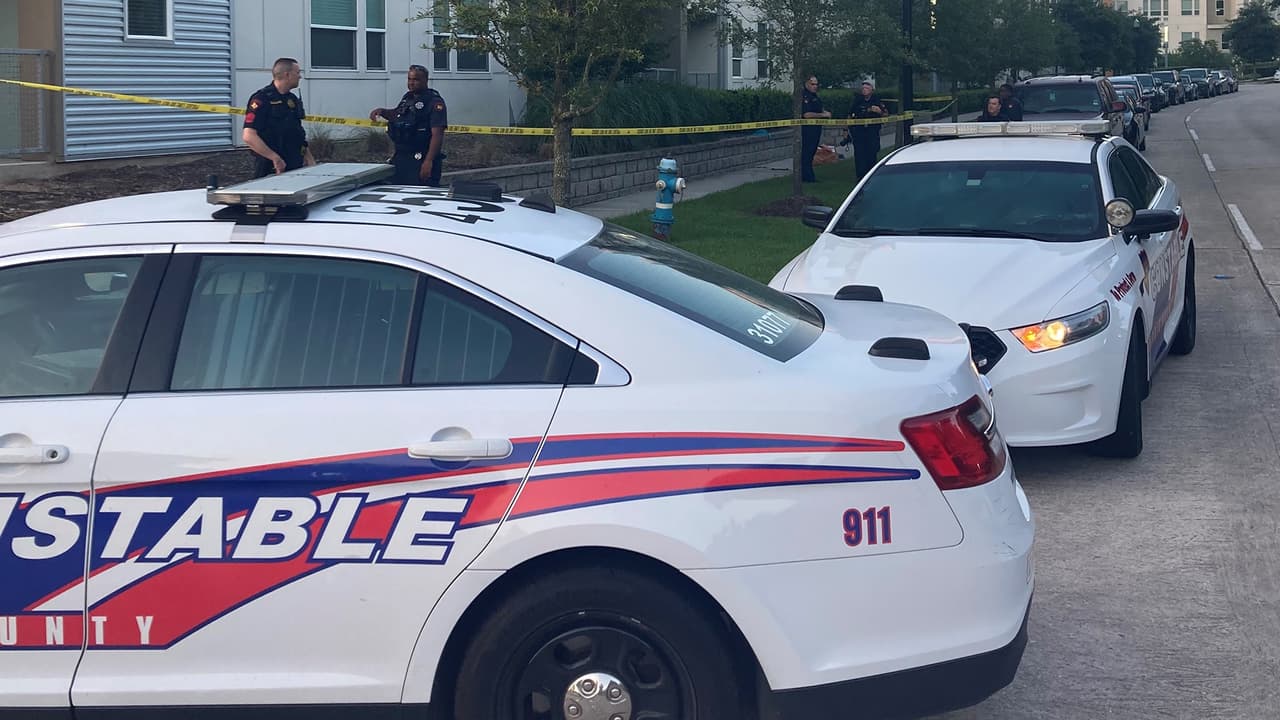 Investigan hallazgo de un hombre y una mujer muertos al norte de Houston