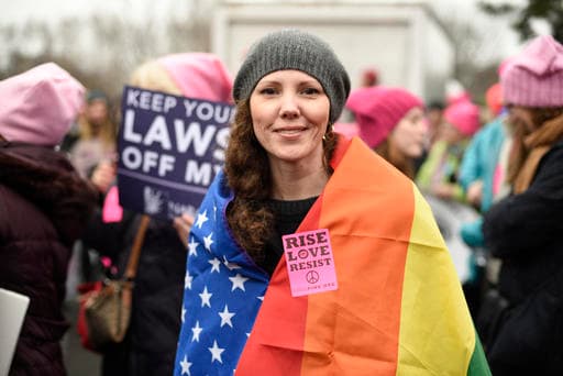 Mujer tiene sobre sus hombros la bandera LGTBI y, al mismo tiempo, la de los EEUU.
<br>
<br>Foto: GettyImages