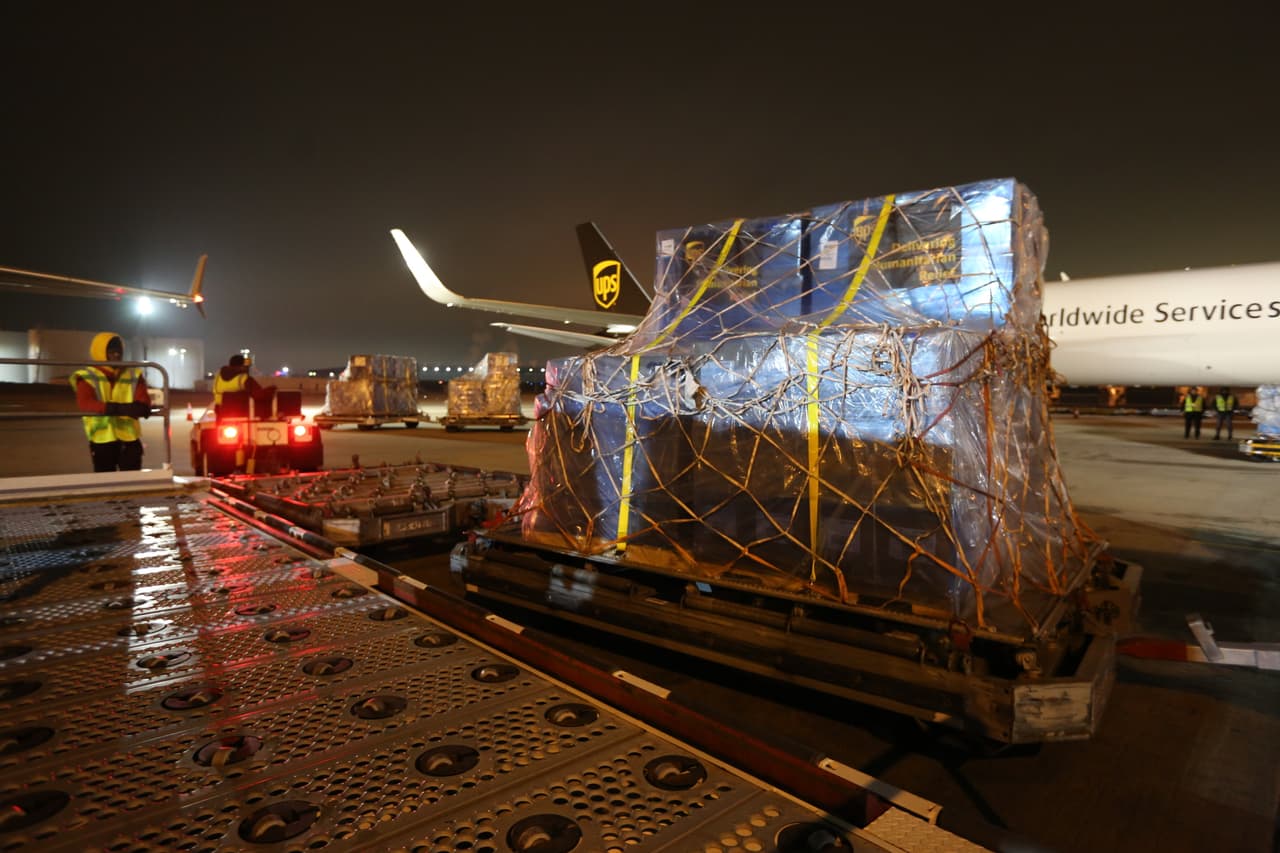 El cargamento incluye 2 millones de mascarillas respiratorias, 11,000 trajes protectores y 280,000 guantes.