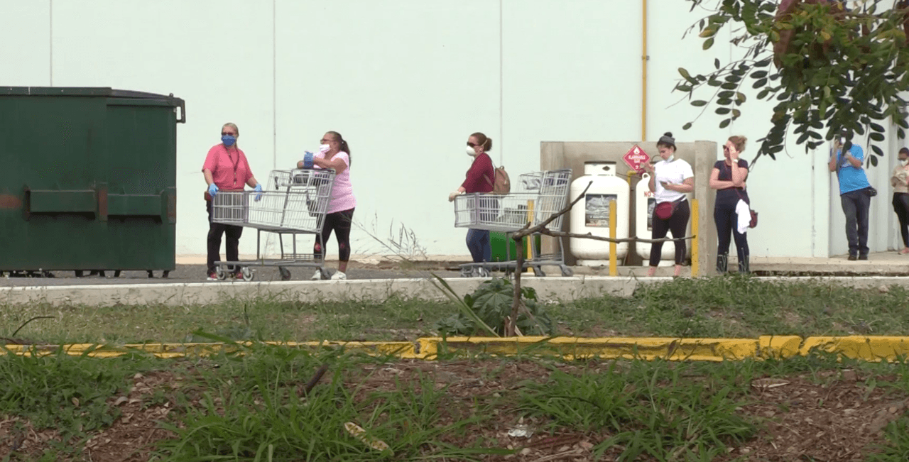 La gobernadora le recomendó a los comerciantes y a los consumidores mantener el distanciamiento social y no admitir personas sin máscaras a los establecimientos.