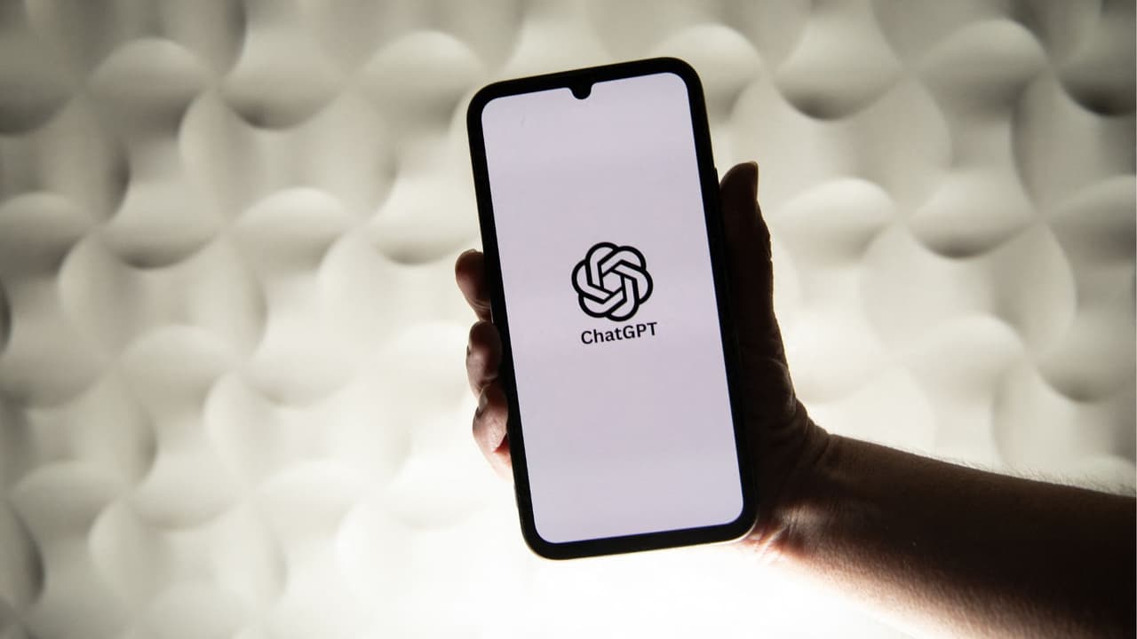 No, no puedes confiarle a ChatGPT tu caso de inmigración, por estas razones