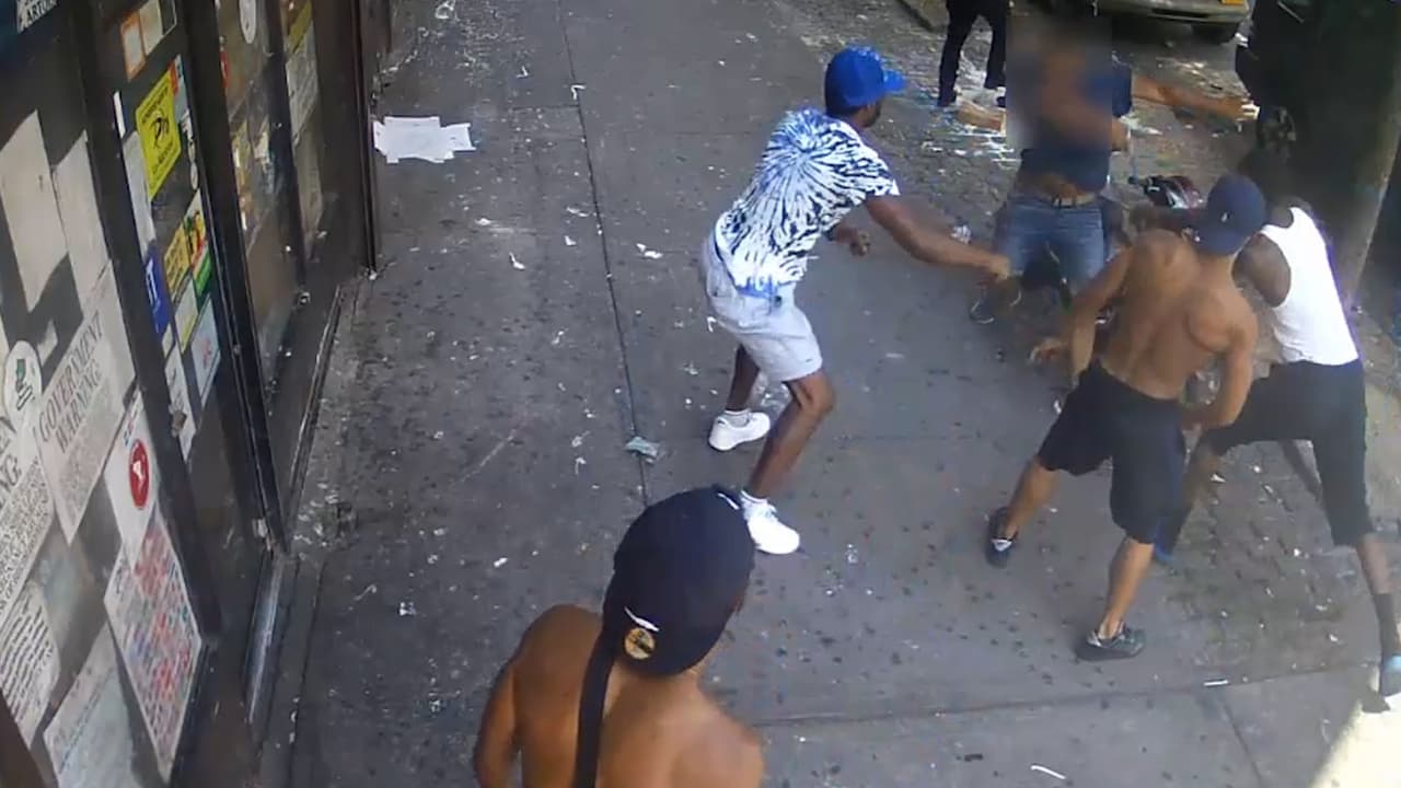 Revelan video de tres hombres que atacaron a policía fuera de servicio en El Bronx