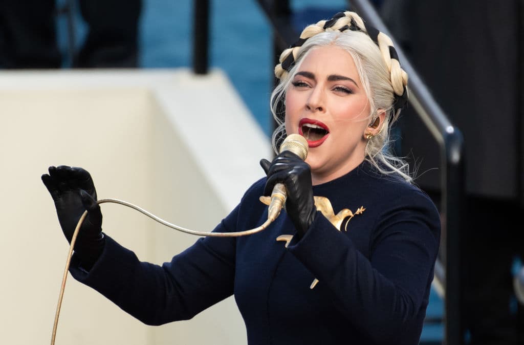 También con $300 millones de dólares, calculados entre sus éxitos musicales y sus actuaciones en películas de Hollywood, Lady Gaga alcanza a meterse antes del cierre a esta lista de millonarias.