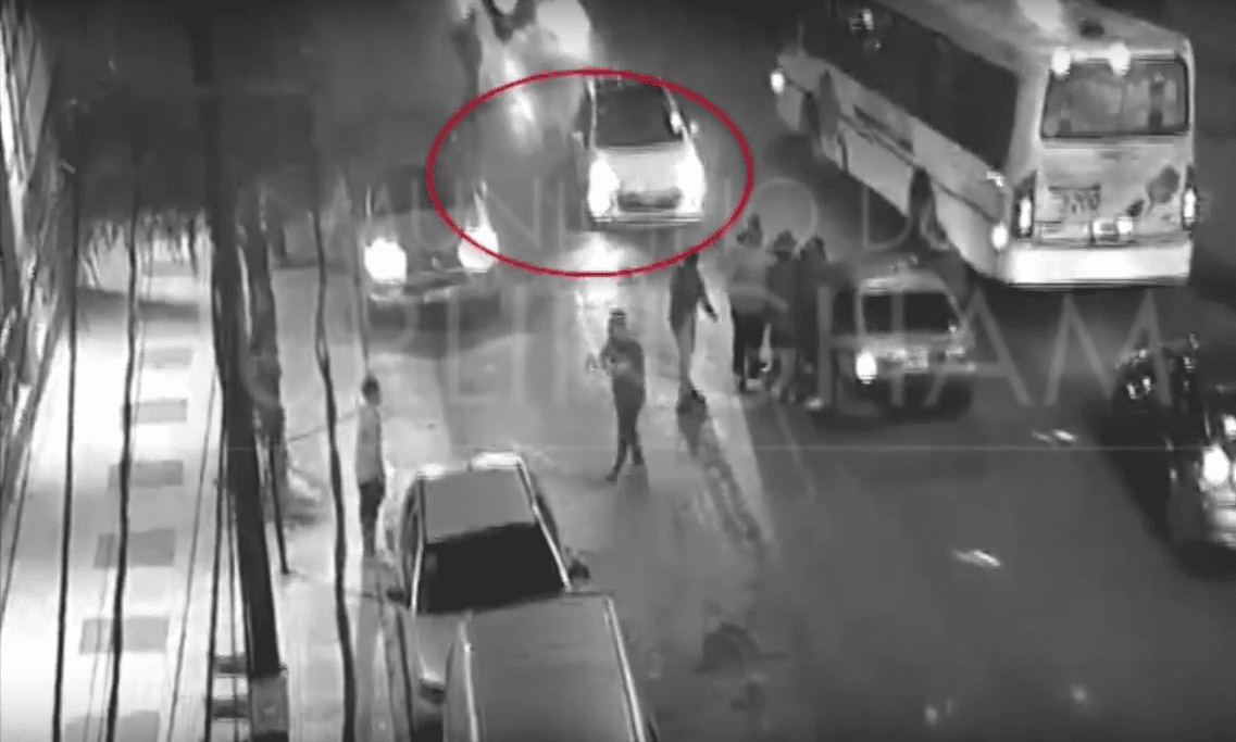 Ese carro, un Peugeot 308, (en el círculo) emprende una huída e incluso se lanzó casi con la amenaza de atropellar a una de las personas que se interponía en su paso.