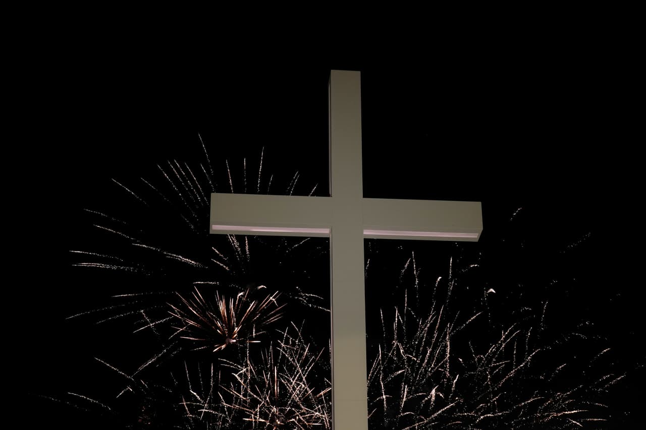 Fuegos artificiales iluminan el cielo durante la vigilia de oración del Papa León XIV con jóvenes en la Plaza de Lima de Madrid, España.