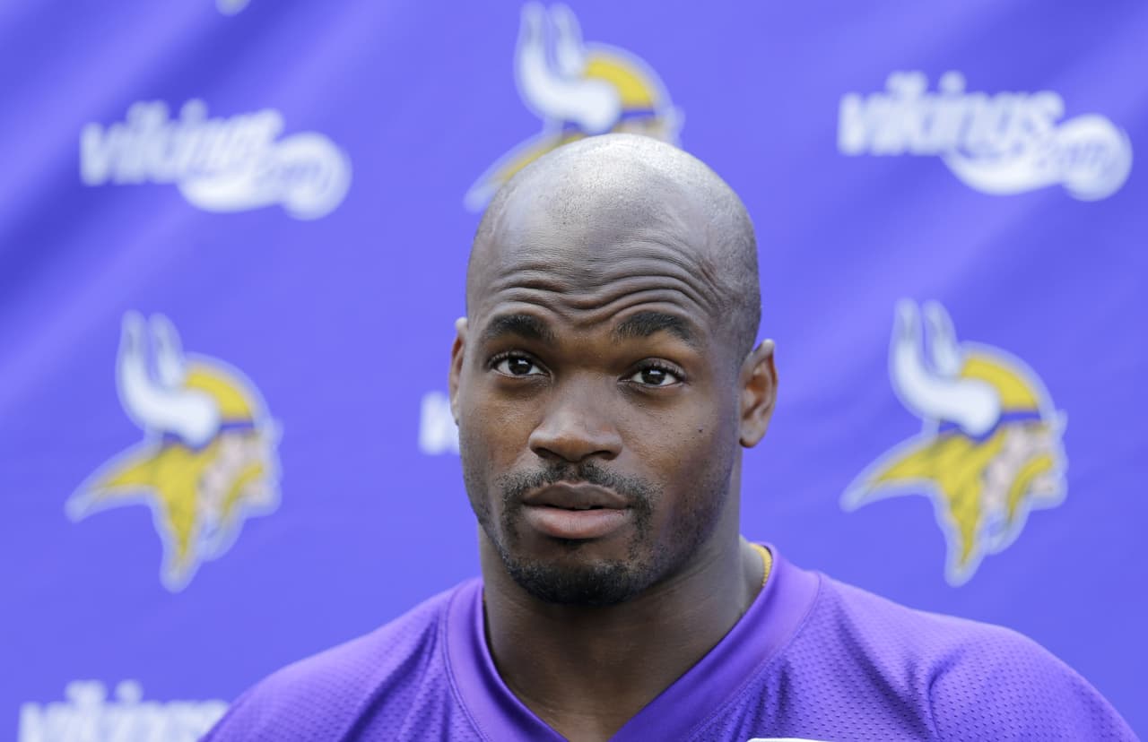 Adrian Peterson y los Vikings acordaron reestructurar el contrato del corredor
