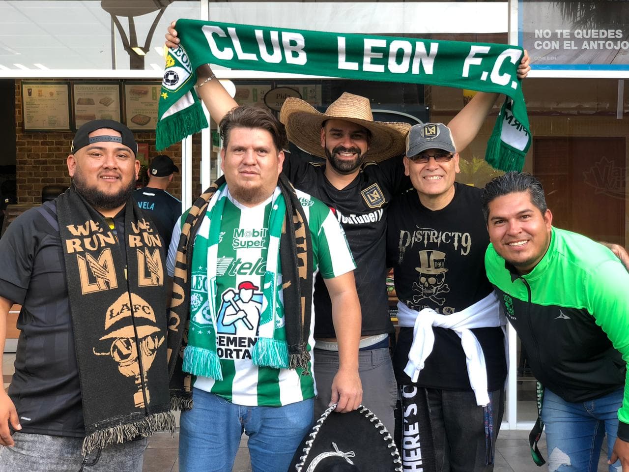 Muy prendida y animada la afición angelina, poniendo el color en León para alentar al LAFC.