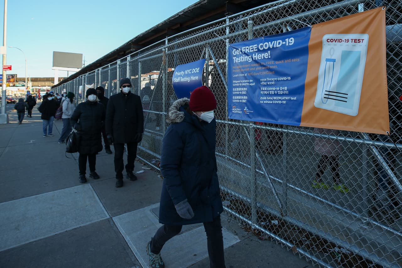 Muchos de los asistentes dijeron a Noticias Univision 41 que quieren asegurarse de que están libre de covid-19 antes de
<a href="https://www.univision.com/local/nueva-york-wxtv/viajas-o-regresas-a-nueva-york-en-accion-de-gracias-estas-son-las-condiciones-que-debes-cumplir">visitar a sus familiares por Acción de Gracias</a>. Esta foto fue tomada en Queens.