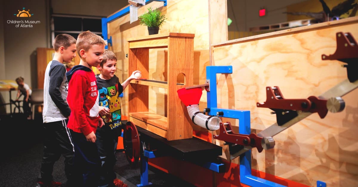 <b>VE AL MUSEO DE LOS NIÑOS</b>: Saca a los reyes del hogar y diviértete de forma educativa y práctica en el Museo de los Niños de Atlanta, ubicado en el centro de la ciudad. Con muchos lugares para explorar, escalar, jugar y aprender, este museo para niños seguramente entretendrá a los niños durante horas.