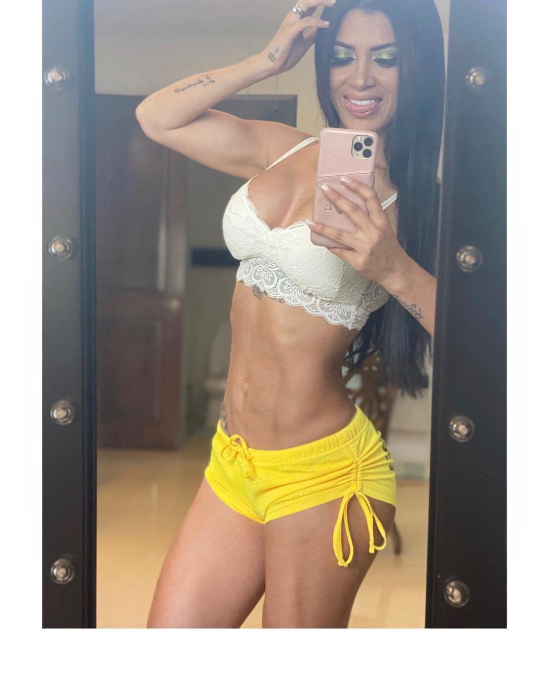 Finalmente, ella también es una influencer muy fuerte y con frecuencia promociona distintas marcas y artículos femeninos.