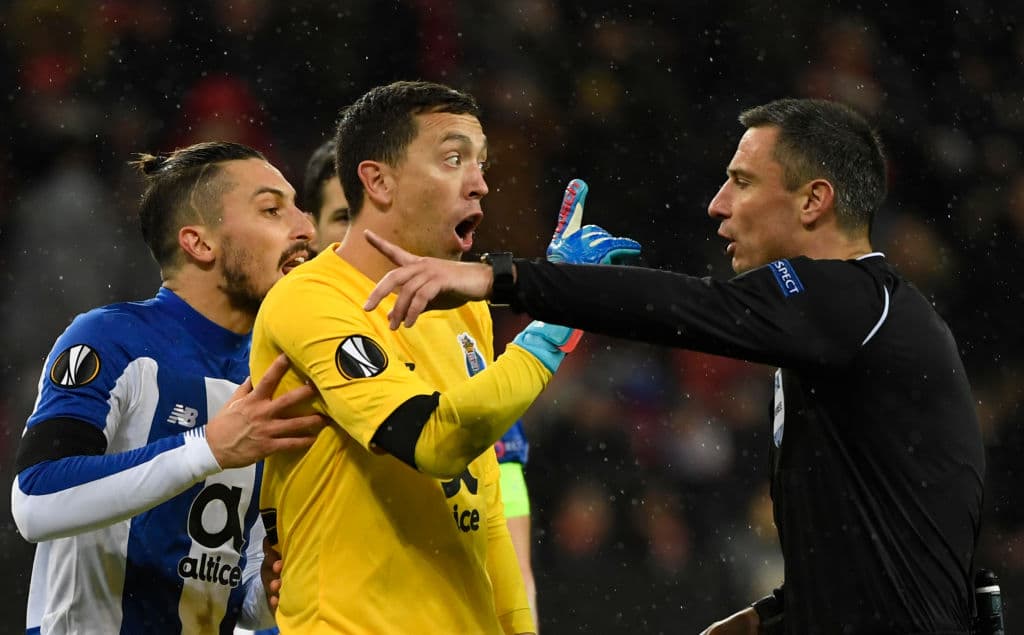 Agustín Marchesín ataja penal del mediocampista Kai Havertz, el árbitro decide que se repetirá el cobro porque el arquero argentino se adelantó un paso antes del disparo.