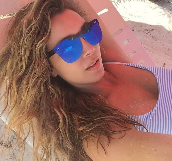 Ely no perdió oportunidad de broncear ese escultural cuerpo que tiene, ¡vaya que William es afortunado!