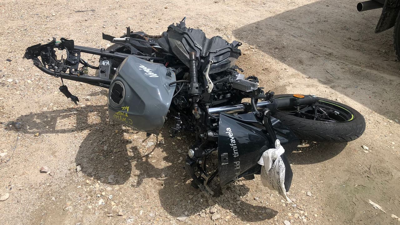 "Cuando el policía vio el video que mi bodega muestra dijo que iban a más de 150 millas por hora”, cuenta Ernesto Ovalle Cárdenas, jefe y amigo de
<b><a href="https://www.univision.com/local/houston-kxln/su-craneo-esta-abierto-padre-hispano-pide-justicia-por-su-hijo-que-fue-arrollado-cuando-viajaba-en-motocicleta-video" target="_blank">Favela,</a></b> quien lo encontró tirado en el pavimento y viajó con él en la ambulancia hacia el hospital.