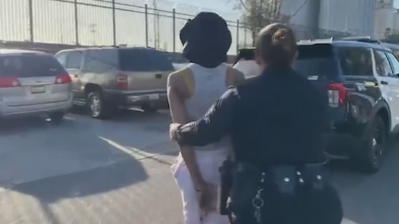 Ambos padres de crianza afirmaron que Takiyah Babers había mentido sobre dónde y con quién estaba la bebé.
<b><a href="https://www.univision.com/local/los-angeles-kmex/policia-recupera-el-cuerpo-de-una-bebe-en-un-bote-de-basura-al-sur-de-los-angeles-video" target="_blank">"Perdóname por no haber sabido cuidarte"</a></b>, expresó llorando la abuela frente al altar en memoria de Luna.
<br>