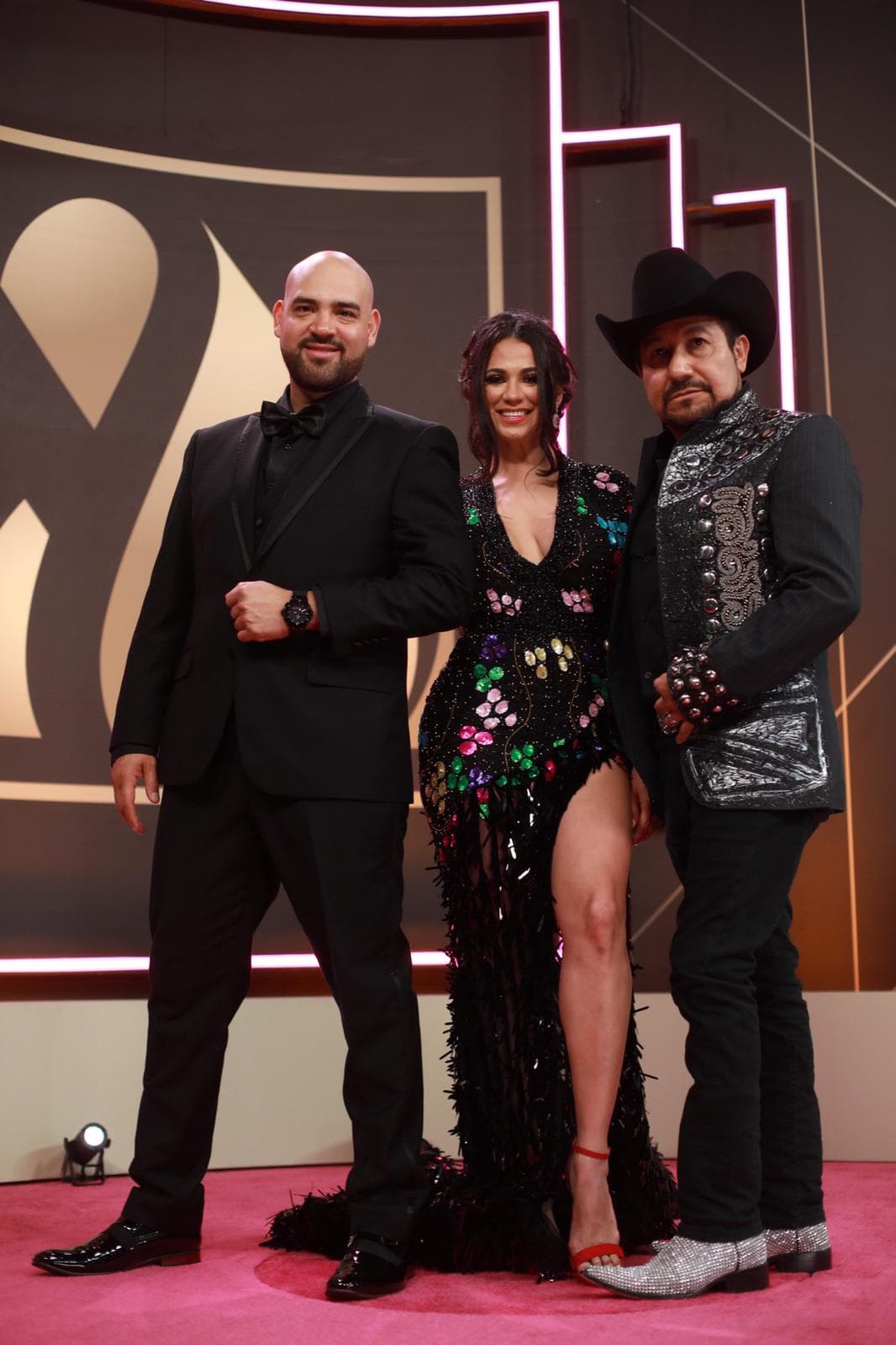 Pero no fue la única, también sus compañeros se pusieron muy elegantes.