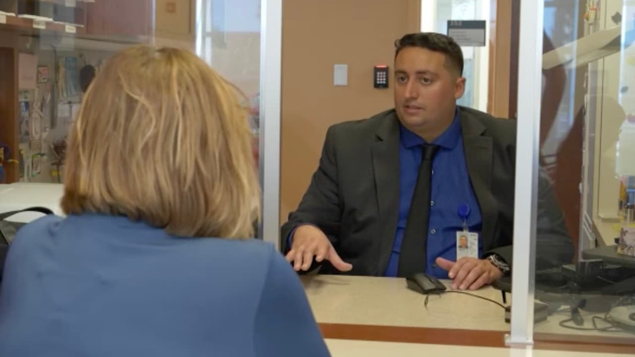 Si tienes 50 años de edad y 20 como residente entonces puedes tomar el exámen en español.