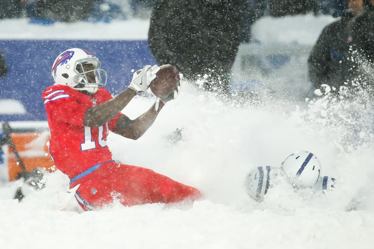 Con una nevada espectacular en el Estadio Ralph Wilson, los Buffalo Bills vencieron 13 - 7 a los Indianapolis Colts en tiempo extra.