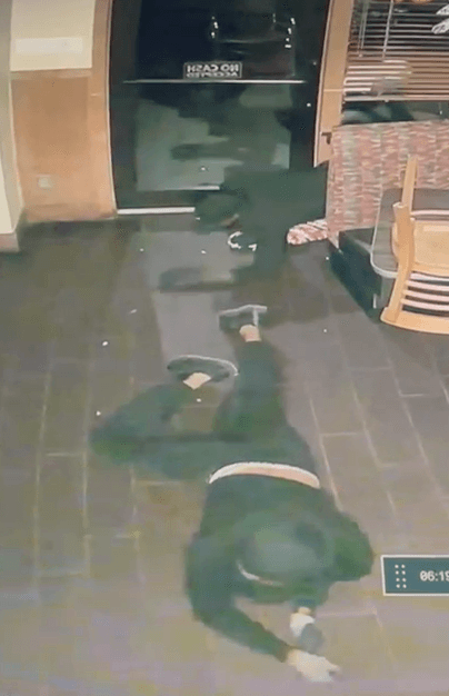 El gerente del restaurante explica que los ladrones hicieron estos movimientos de comandos profesionales porque sabían que
<b>el negocio cuenta con sensores de movimiento. </b>