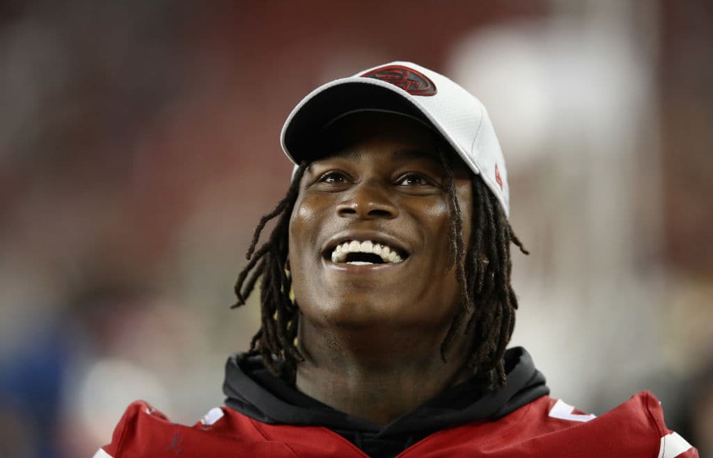 Reuben Foster estuvo arrestado y aunque juega con los San Francisco 49ers afronta un proceso legal luego que su novia lo acusara ante la justicia de golpearla al menos 10 veces en la cabeza el pasado mes de abril.