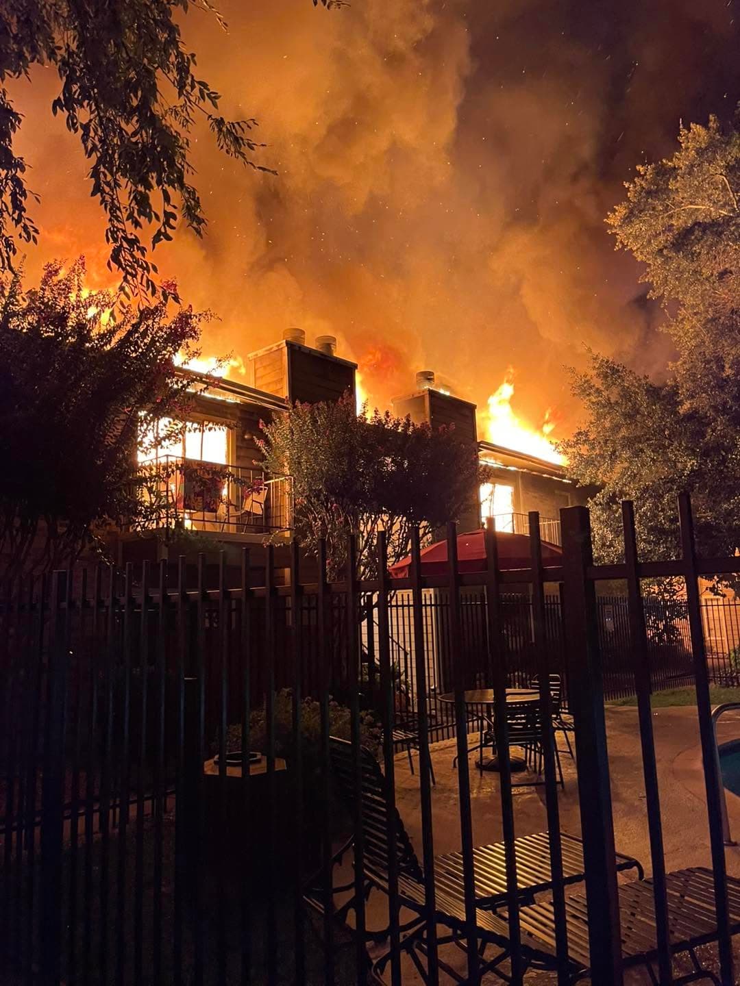 Vecinos y oficiales comenzaron evacuaciones
<b>puerta por puerta, para en cuestión de minutos sacar a los residentes del peligro.</b>