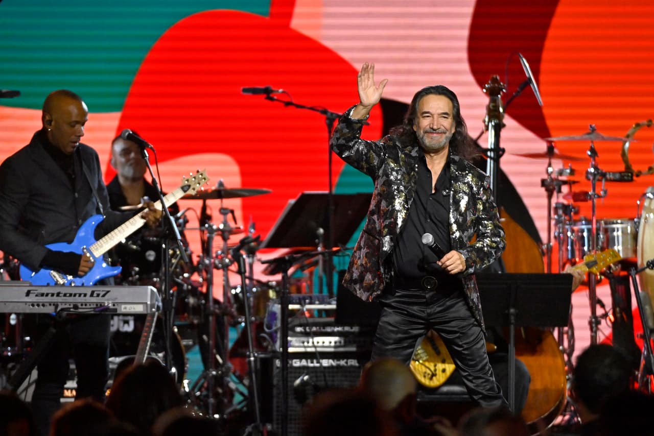 El homenajeado Marco Antonio Solís se presenta en el escenario durante la Persona del Año 2022 de la Academia Latina de la Grabación.