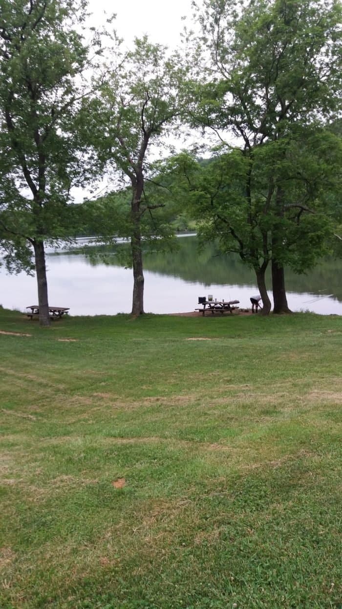 <b>Lakeside Loop Trail/Keystone State Park</b>
<br>
<b>Dirección:</b> 1150 Keystone Park Rd, Derry, PA 15627
<br>
<b><a href="https://www.dcnr.pa.gov/StateParks/FindAPark/KeystoneStatePark/Pages/default.aspx" target="_blank">Lakeside Loop Trail, </a></b>que se extiende solo 2.2 millas, es ideal tanto para excursionistas como para ciclistas. Independientemente de la forma que elija viajar, caminará a lo largo del lago Keystone. El hermoso lago de 78 acres es el hogar de patos, gansos y una variedad de otros animales salvajes locales.