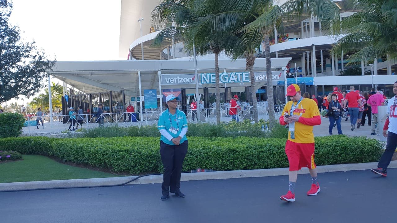 Así se vive el color en el Hard Rock Stadium de Florida previo al partido entre San Francisco 49ers y Kansas City Chiefs.