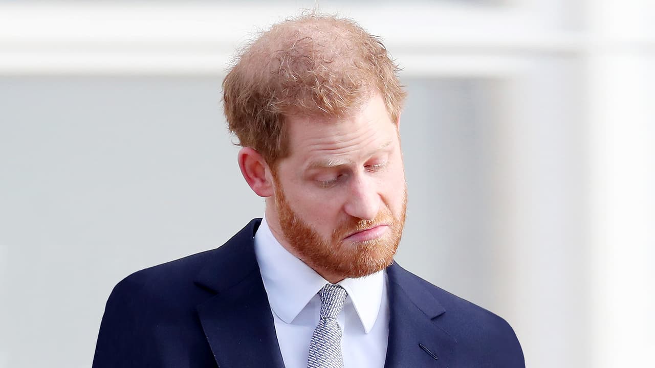 Con una carcajada, el príncipe Harry evade responder preguntas sobre su futuro en la familia real