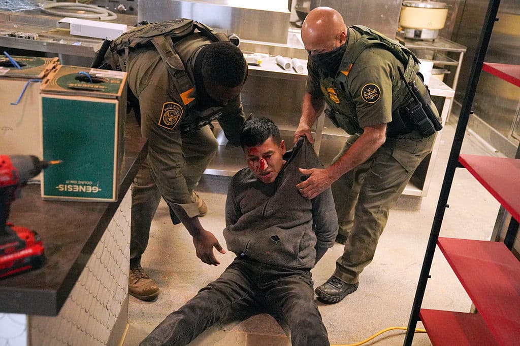 Agentes de la
<b><a href="https://www.univision.com/local/north-carolina-wuvc/patrulla-fronteriza-gregory-bovino-charlotte-carolina-del-norte" target="_blank">Patrulla Fronteriza</a></b> lo pusieron de pie tras asegurarse de haberlo esposado.