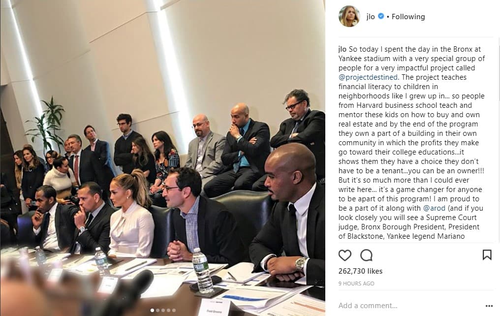 La 'Diva del Brox' y A-Rod prestaron atención a la presentación de los jóvenes que se realizó en la Sala de Juntas del Yankee Stadium, casa del equipo cuyos colores el expelotero vistió durante 12 años.