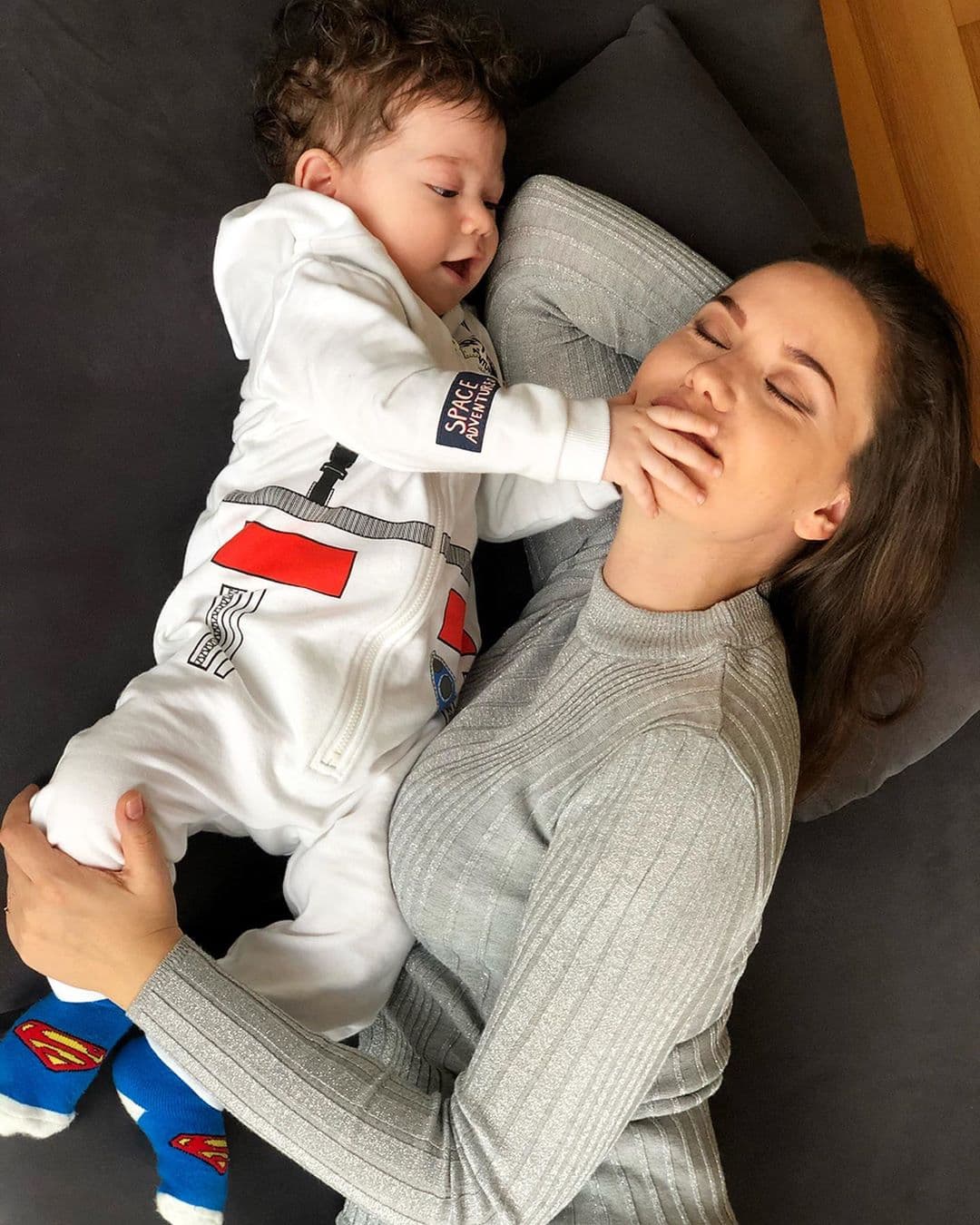 Durante los primeros meses de vida de Karan, los actores fueron muy herméticos y no publicaban fotos del bebé.