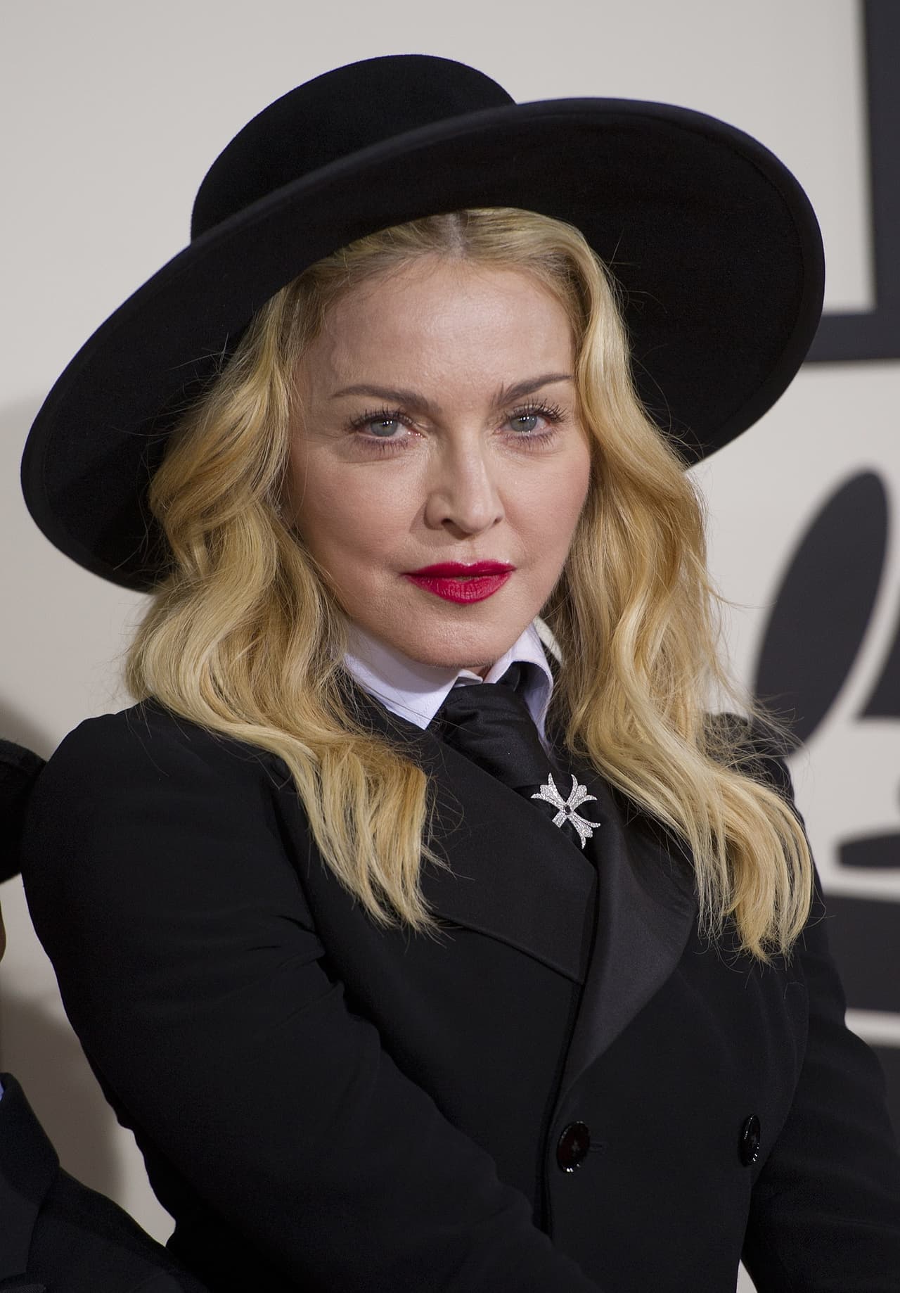 “El accidente ocurrió cuando el caballo de Madonna se asustó a causa de los fotógrafos que salieron de los matorrales", explicó la vocera de la cantante.