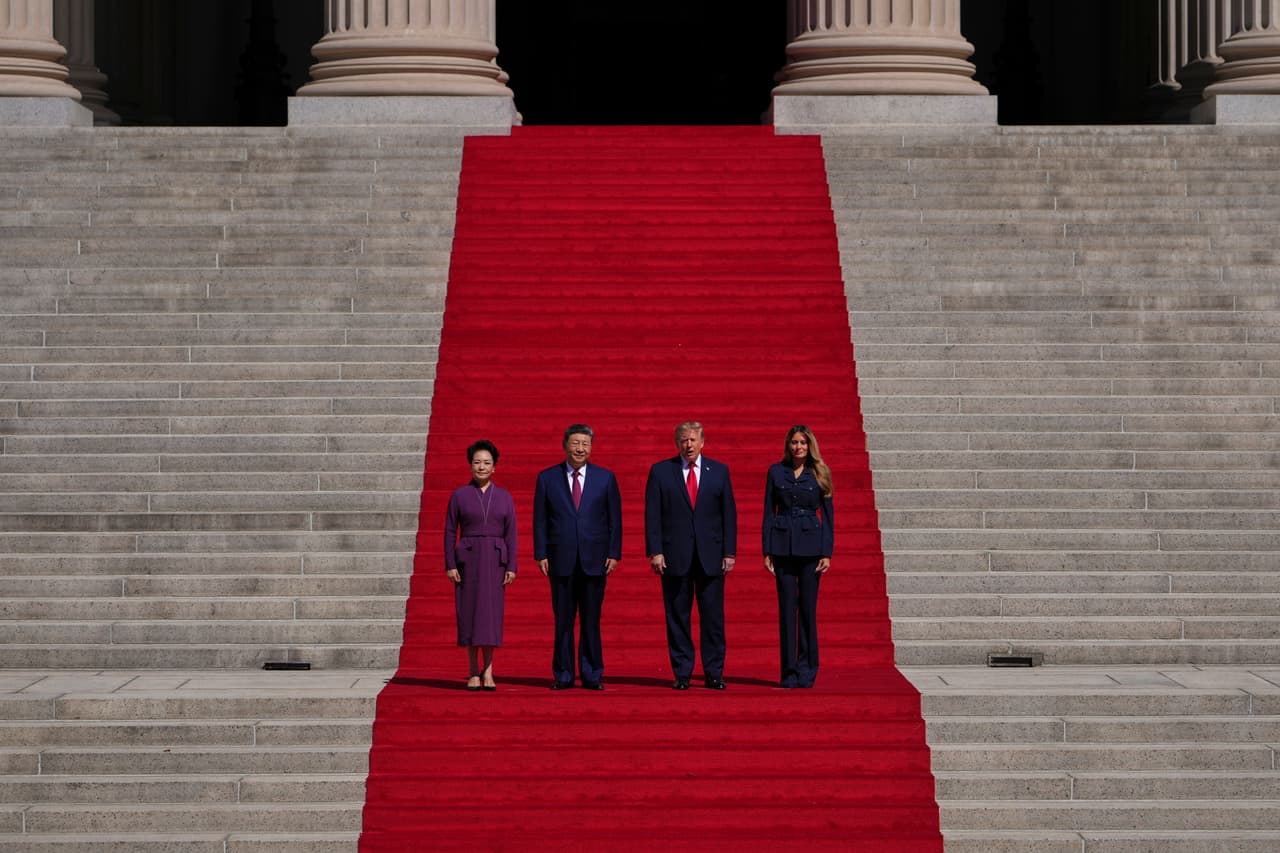 El presidente Donald Trump, a la derecha, la primera dama Melania Trump, a la derecha, el presidente de China Xi Jinping, a la izquierda, y su esposa Peng Liyuan llegan al Museo de los Archivos Nacionales el viernes 25 de septiembre de 2026 en Washington.