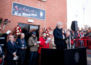 Jugadores, exjugadores, directivos, aficionados, entrenadores y familiares de las víctimas acudieron al Memorial para mostrar sus respetos por los ocho fallecidos en 1958.
