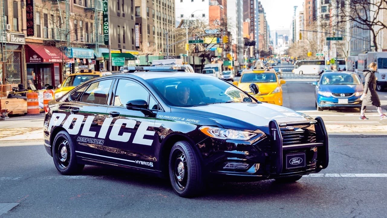 Este lunes debutó en las ciudades de Nueva York y los Ángeles el nuevo
<b>Ford Police Responder Hybrid Sedan</b>, el primer vehículo policial híbrido con capacidad de persecución a altas velocidades.