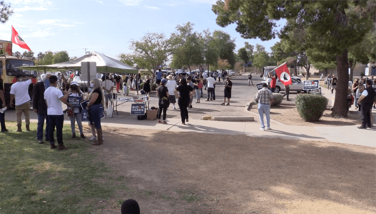 Muchas de las personas nos dijeron que el mensaje de hoy es que las personas salgan a votar independientemente de cual sea su candidato, ellos dicen que es solo así que se puede lograr el cambio. “Es para todos, y es lo bonito de Arizona, yo se que aquí hay personas que son Republicanas que van a votar por Joe Biden”, dijo la Chef Silvana.
<br>